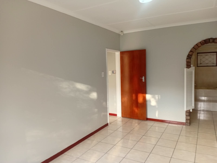 To Let 4 Bedroom Property for Rent in Bonza Bay Eastern Cape